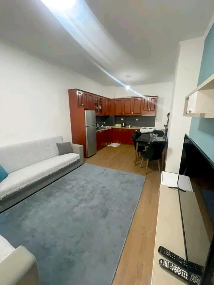Tirane, jepet me qera apartament 2+1 Kati 1, 80 m² 400 € (Fresku)
