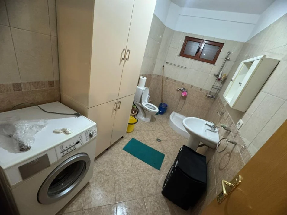 Tirane, jepet me qera apartament 2+1+Ballkon Kati 1, 98 m² 500 € (pranë Kristal Cente)
