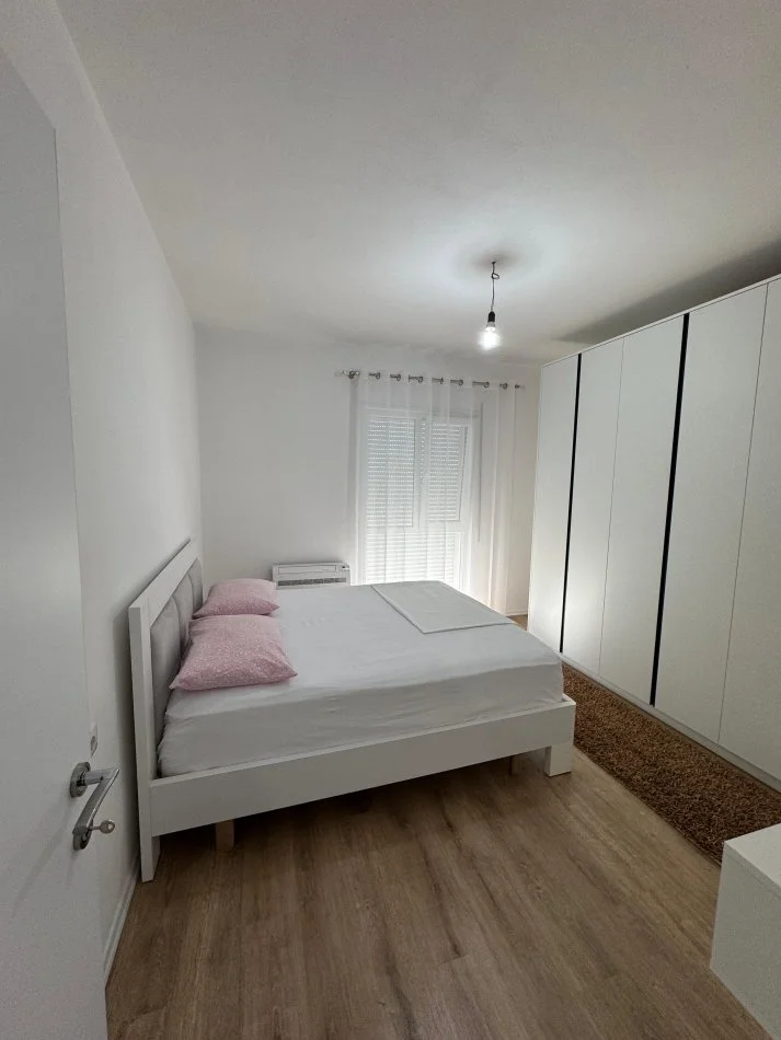 Tirane, jepet me qera apartament 2+1+Ballkon Kati 3, 93 m² 450 € (Univers City 2+1 Post Parkimi Mobilim Luksoz)