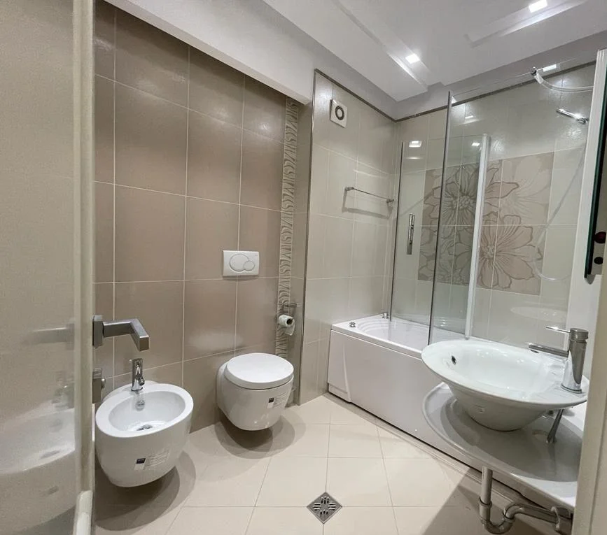 Tirane, jepet me qera apartament 3+1 Kati 5, 180 m² 2.500 € 