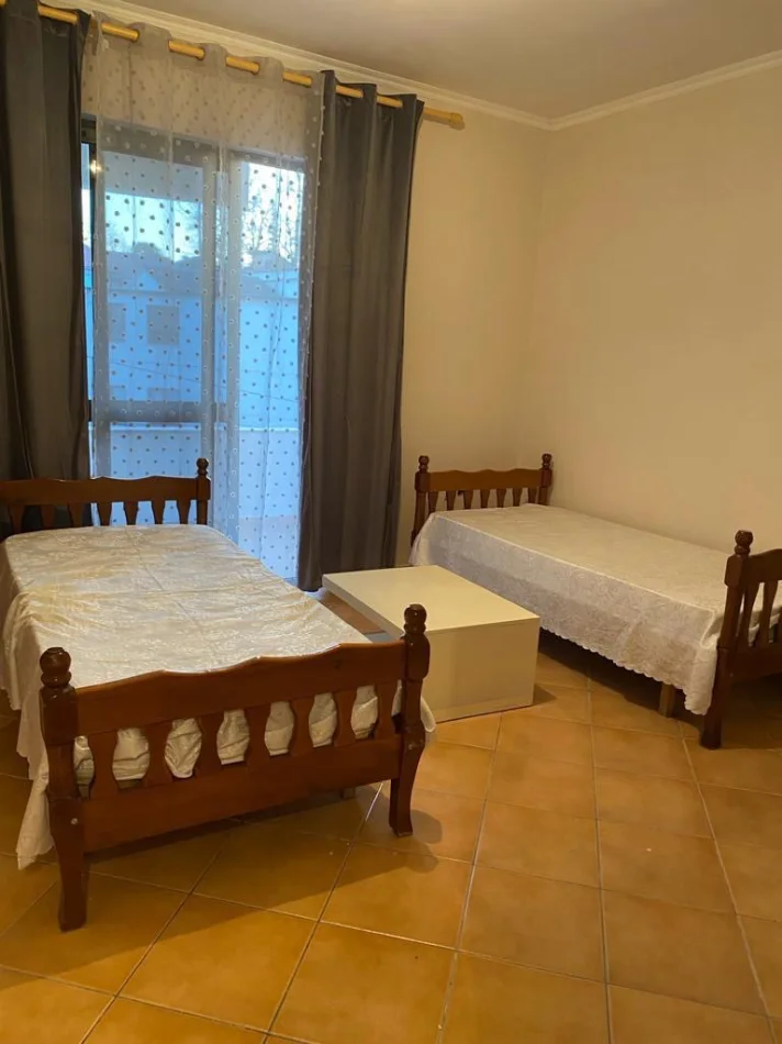 Tirane, ndarje qeraje me vajze shtepi 2+1+Ballkon Kati 3, 100 m² 100 € (Prane hotel deja)