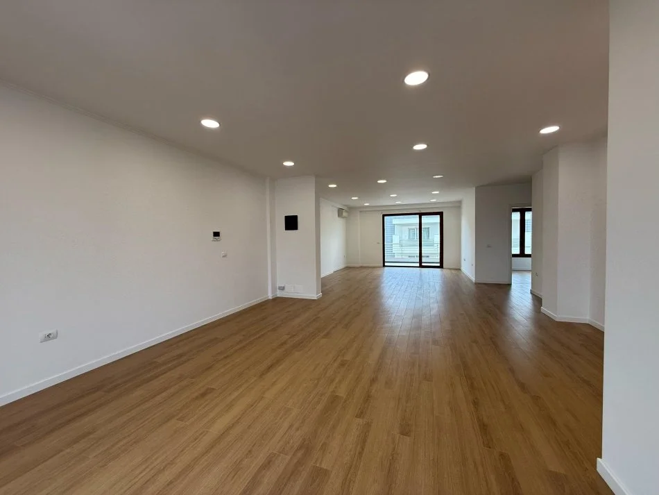 Tirane, jepet me qera ambjent biznesi , 180 m² 250.000 € (delijorgji)