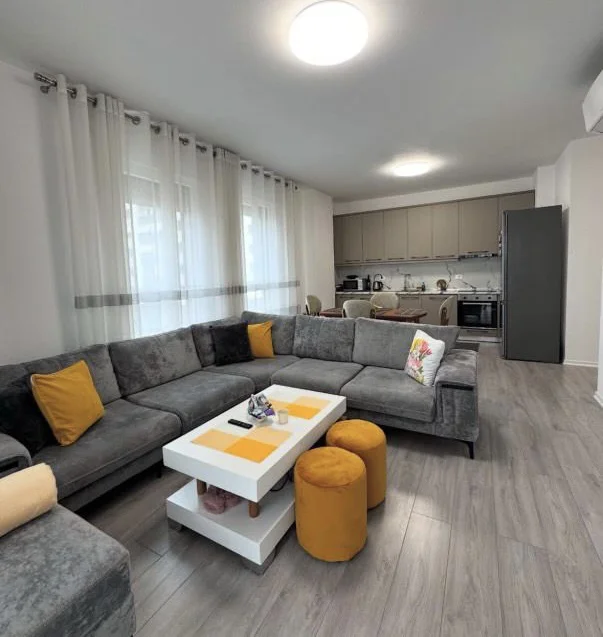 Tirane, jepet me qera apartament 2+1+Ballkon Kati 2, (Trio Towers)