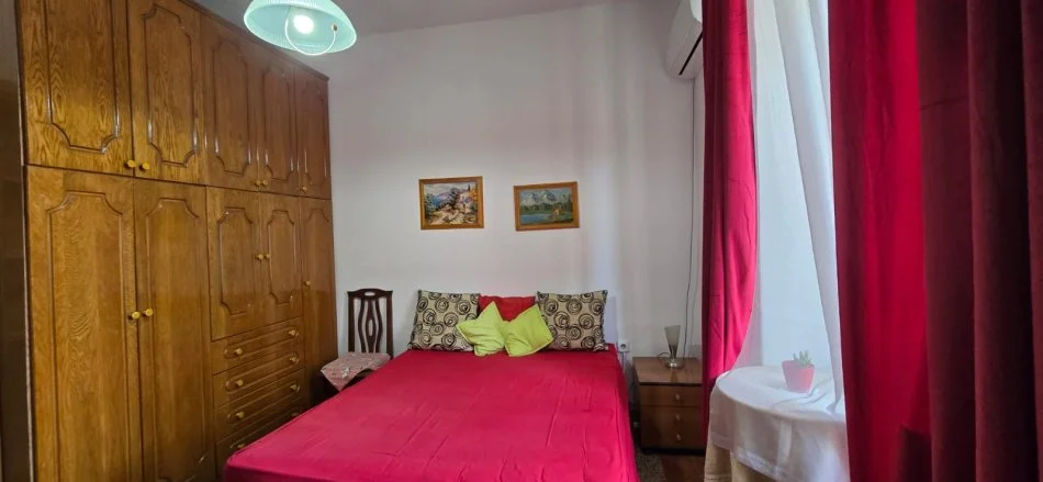 Tirane, jepet me qera vetem 1 dhome 1+1 Kati 3, 380 € (Rruga emin duraku)