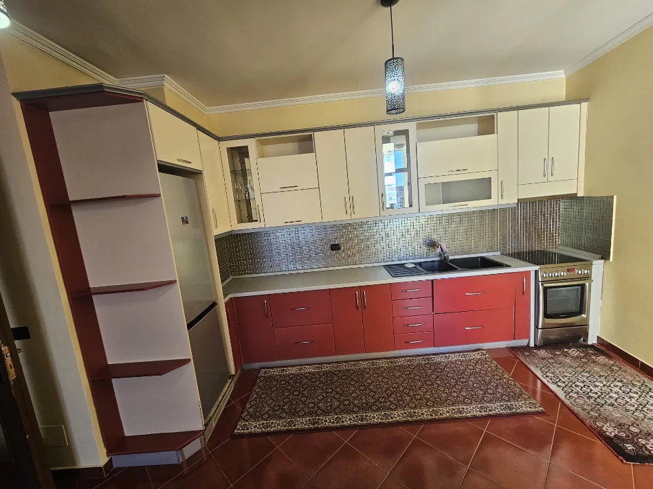 Tirane, jepet me qera apartament 2+1 Kati 7, 100 m² 500 € (Bar Sorriso Astir)