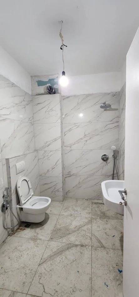 Tirane, jepet me qera zyre Kati 2, 600 € (prane Pazarit te Ri)