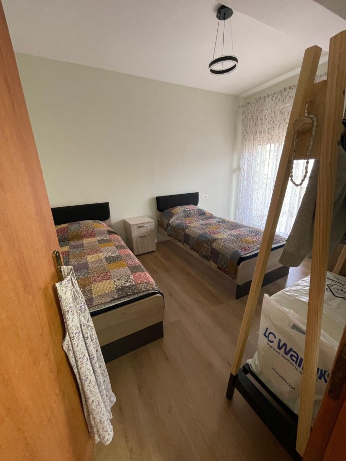 Tirane, jepet me qera apartament 1+1+Ballkon Kati 5, 63 m² 600 € (Komuna e Parisit)