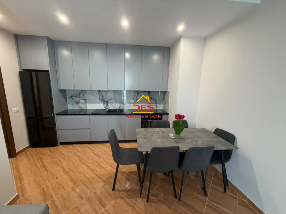 Vlore, jepet me qera apartament 1+1+Ballkon Kati 3, 70 m² 430 € (Rruga Sazani)