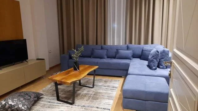 Korce, ofroj HOTEL and SUITES  ANTONETA  me 6 dhoma (ROOMS) e tre suita me xhakuzi(SUITES with jakuz . 60 Euro cift nata me  mengjes (Boboshtice )120