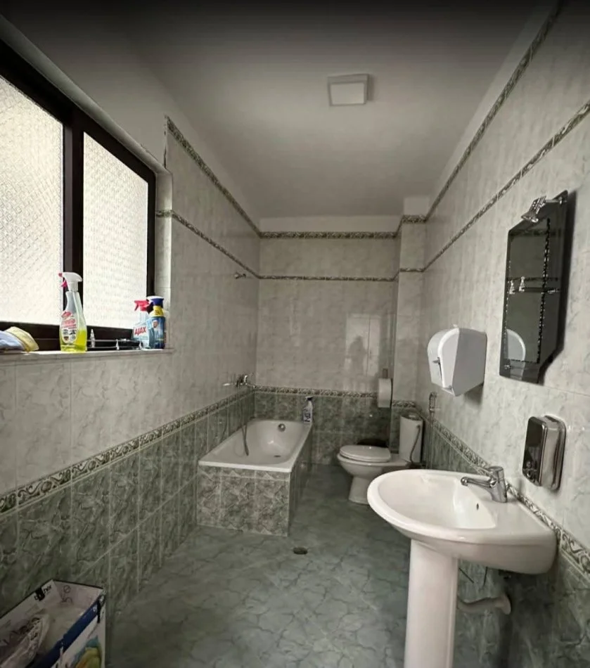 Tirane, jepet me qera apartament 2+1 Kati 4, 1.000 € (Rruga Ismail Qemali)