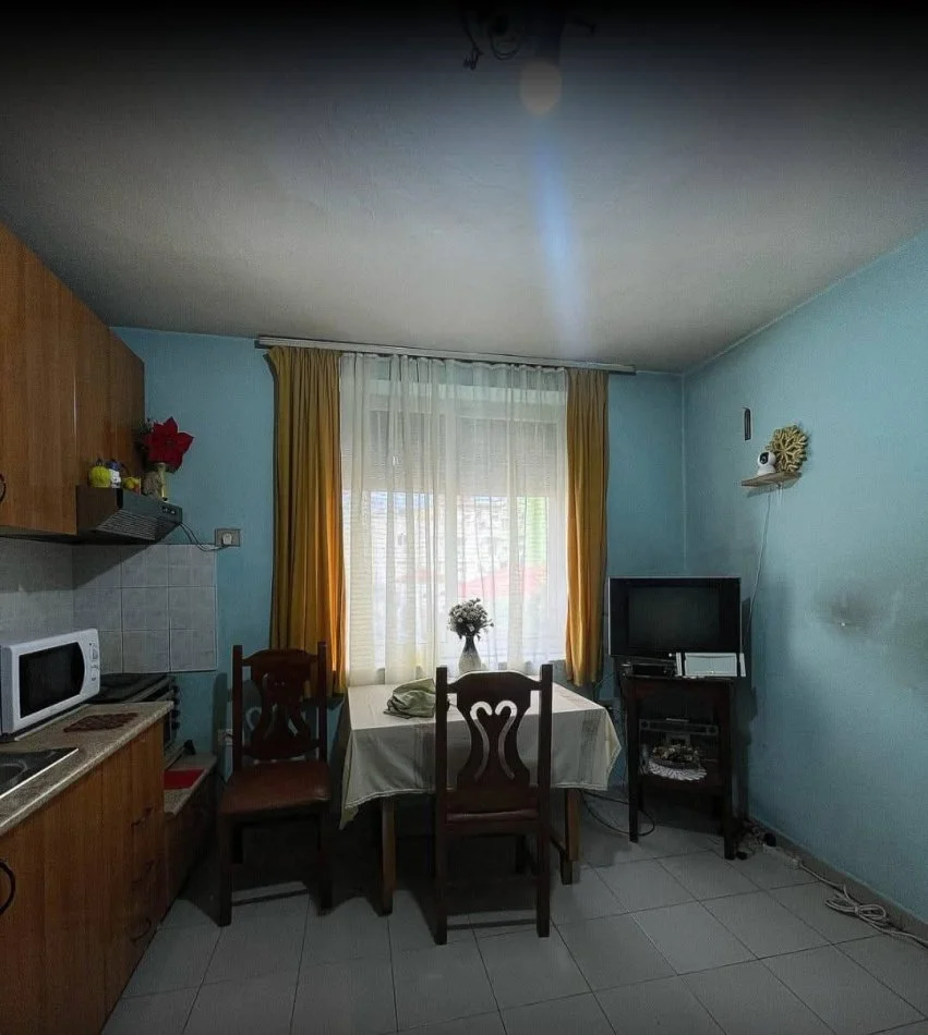 Tirane, jepet me qera apartament 1+1 Kati 2, 60 m² 600 € (Rruga Muhamed Gjollesha)