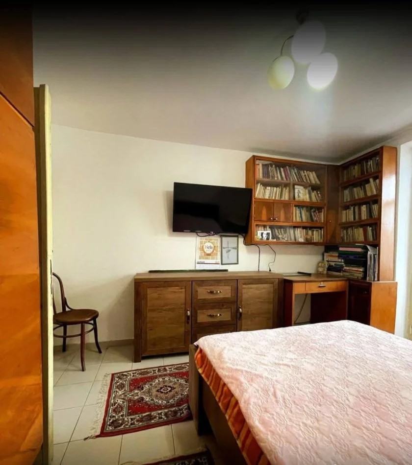 Tirane, jepet me qera apartament 1+1 Kati 2, 60 m² 600 € (Rruga Muhamed Gjollesha)