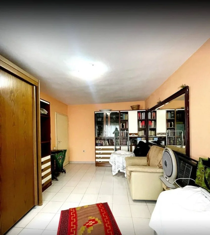 Tirane, jepet me qera apartament 1+1 Kati 2, 60 m² 600 € (Rruga Muhamed Gjollesha)