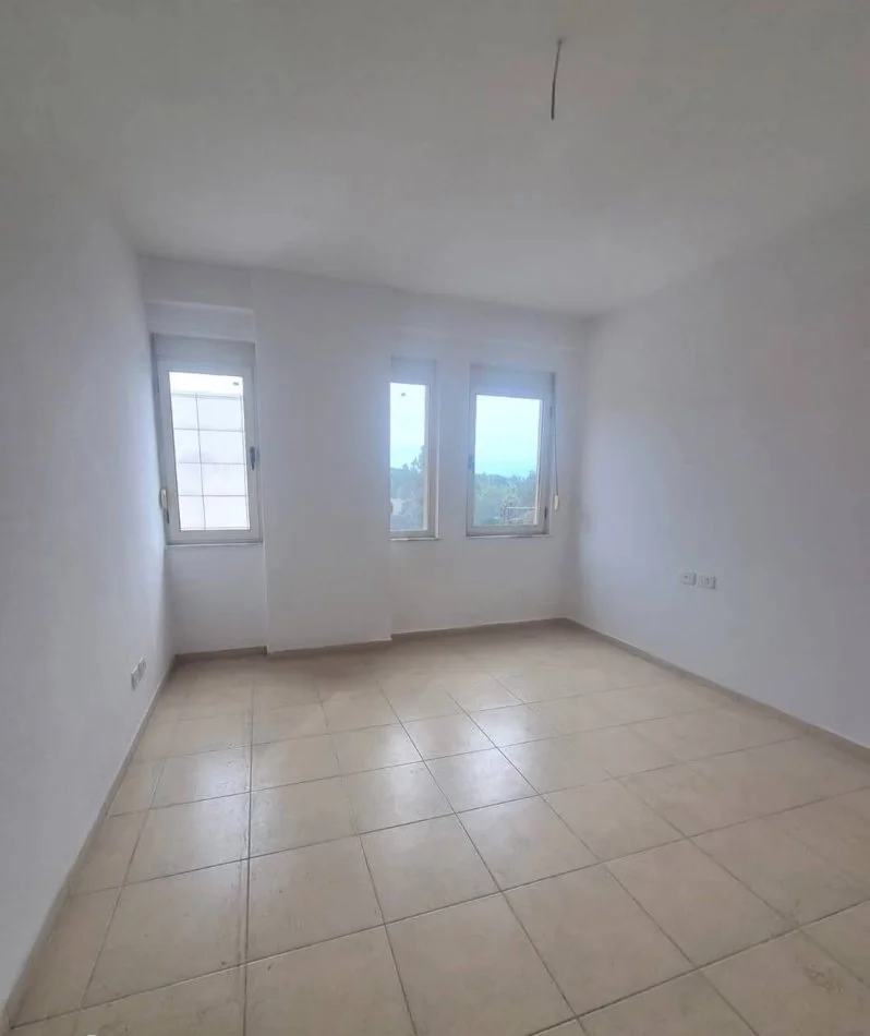 Durres, shitet apartament 3+1+Ballkon Kati 3, 134 m² 118.000 € (Rruga Pavaresia)