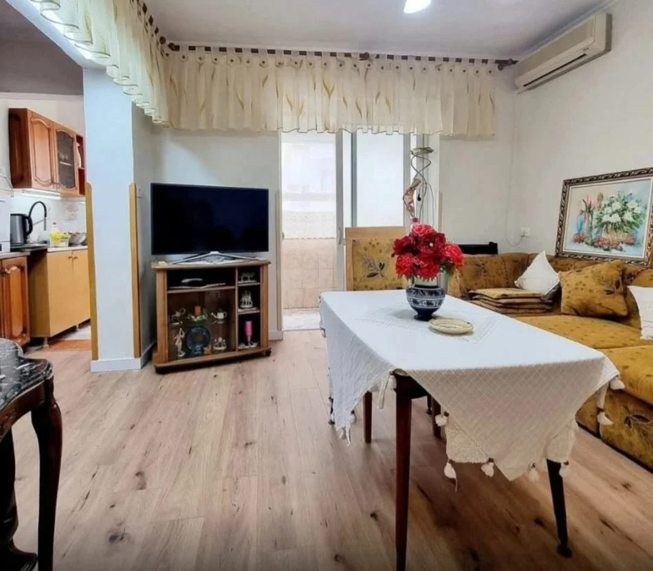 Tirane, jepet me qera apartament 2+1+Ballkon Kati 5, 75 m² 600 € (Rruga e Barrikadave)