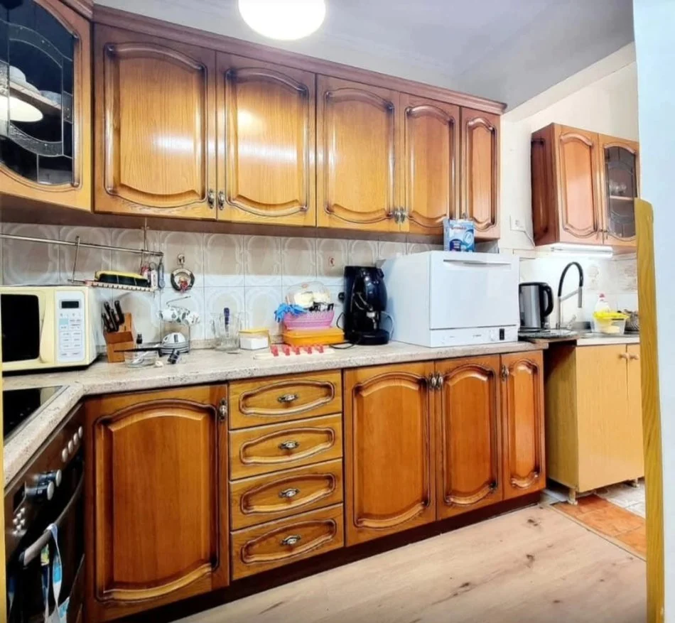 Tirane, jepet me qera apartament 2+1+Ballkon Kati 5, 75 m² 600 € (Rruga e Barrikadave)