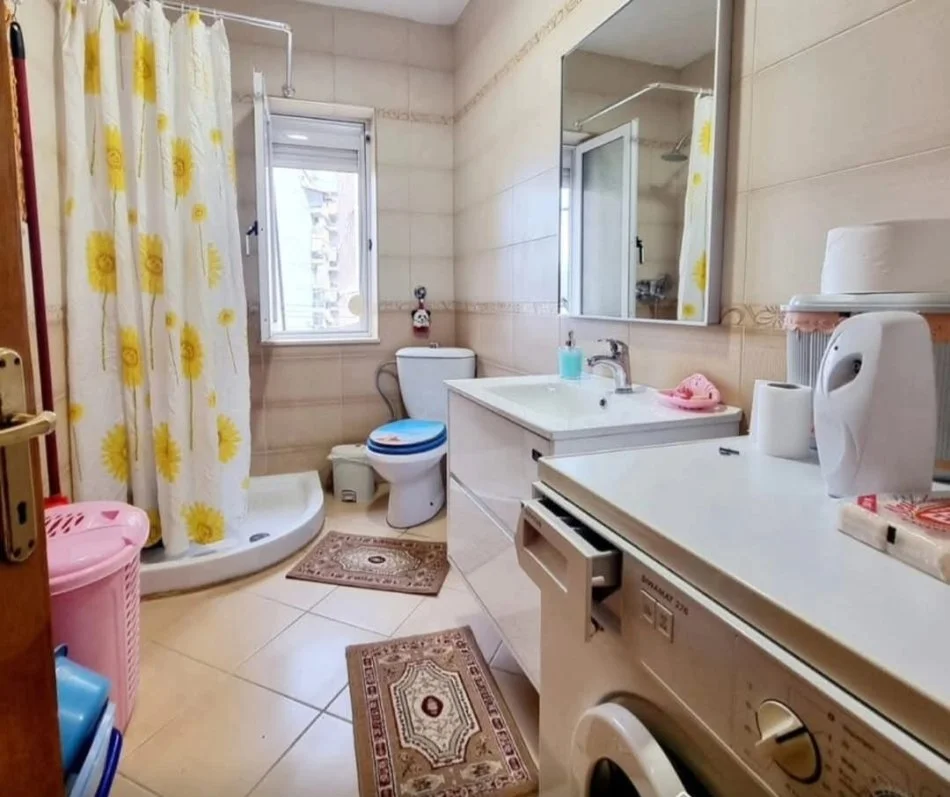 Tirane, jepet me qera apartament 2+1+Ballkon Kati 5, 75 m² 600 € (Rruga e Barrikadave)