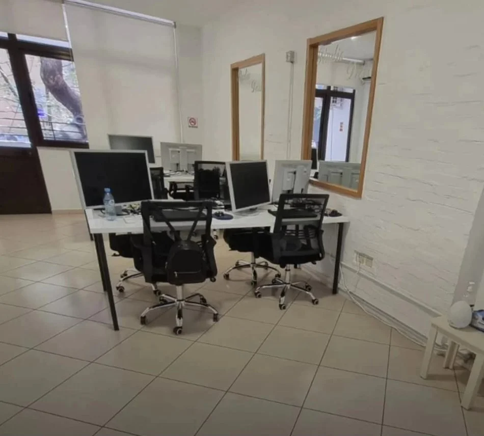 Tirane, shitet apartament 1+1+Ballkon Kati 2, 84 m² 200.000 € (Rruga Myslym Shyri)