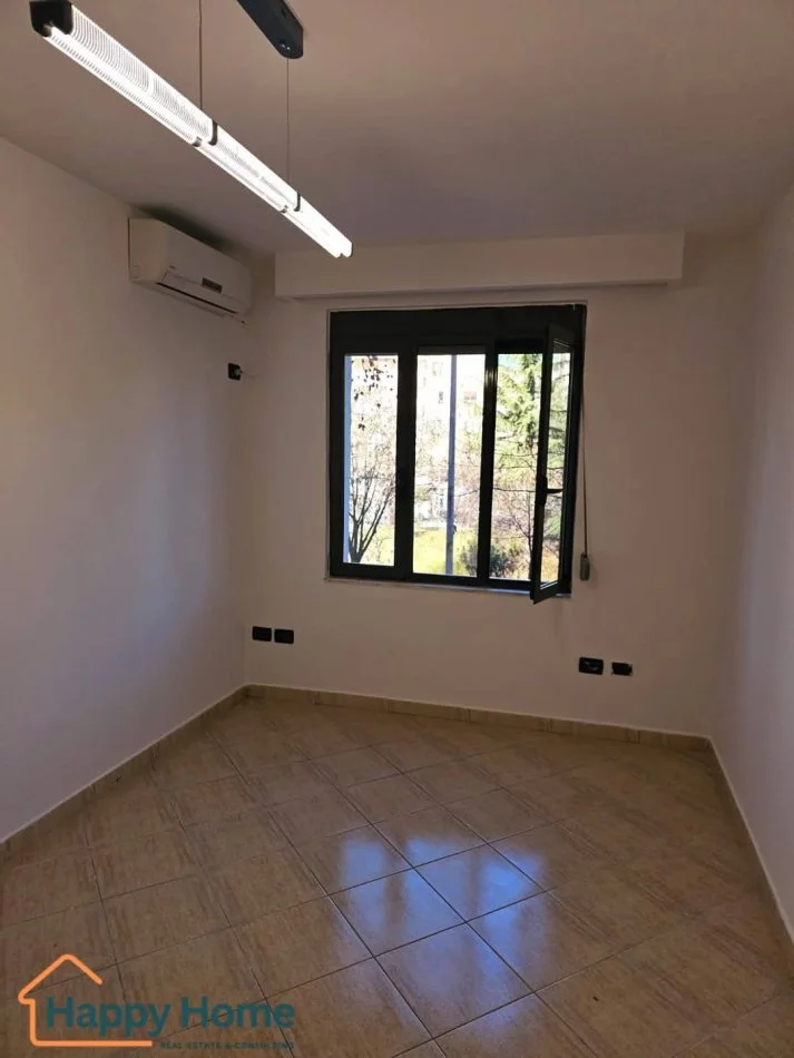 Tirane, jepet me qera zyre Kati 2, 50 m² 500 € (URA E TABAKEVE)