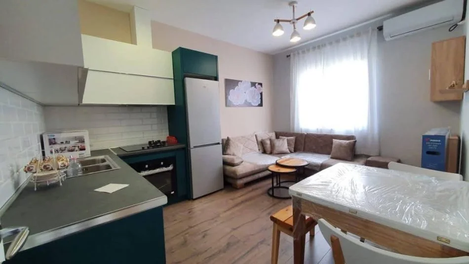 Tirane, jepet me qera apartament 2+1+Ballkon Kati 4, 60 m² 700 € 