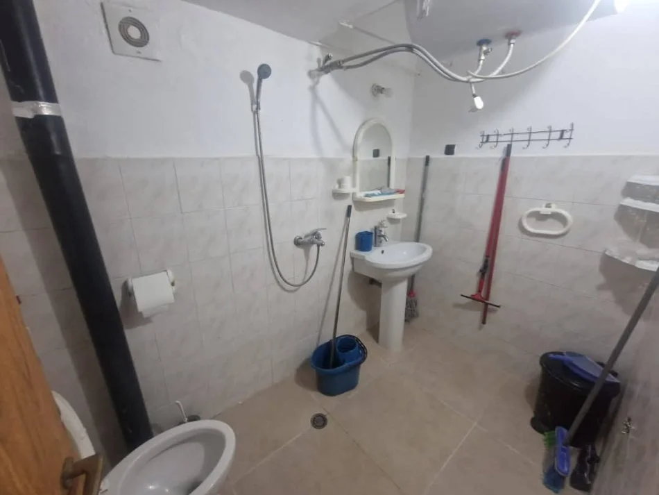 Tirane, jepet me qera apartament 3+1+Ballkon Kati 4, 85 m² 600 € 