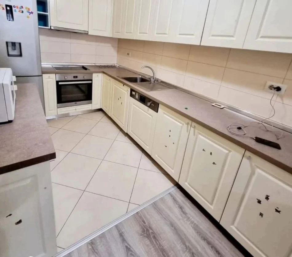 Tirane, jepet me qera apartament 2+1+Aneks+Ballkon Kati 5, 120 m² 500 € 