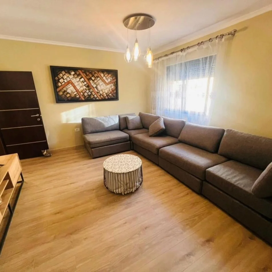 Tirane, jepet me qera apartament 2+1 Kati 4, 70 m² 600 € 