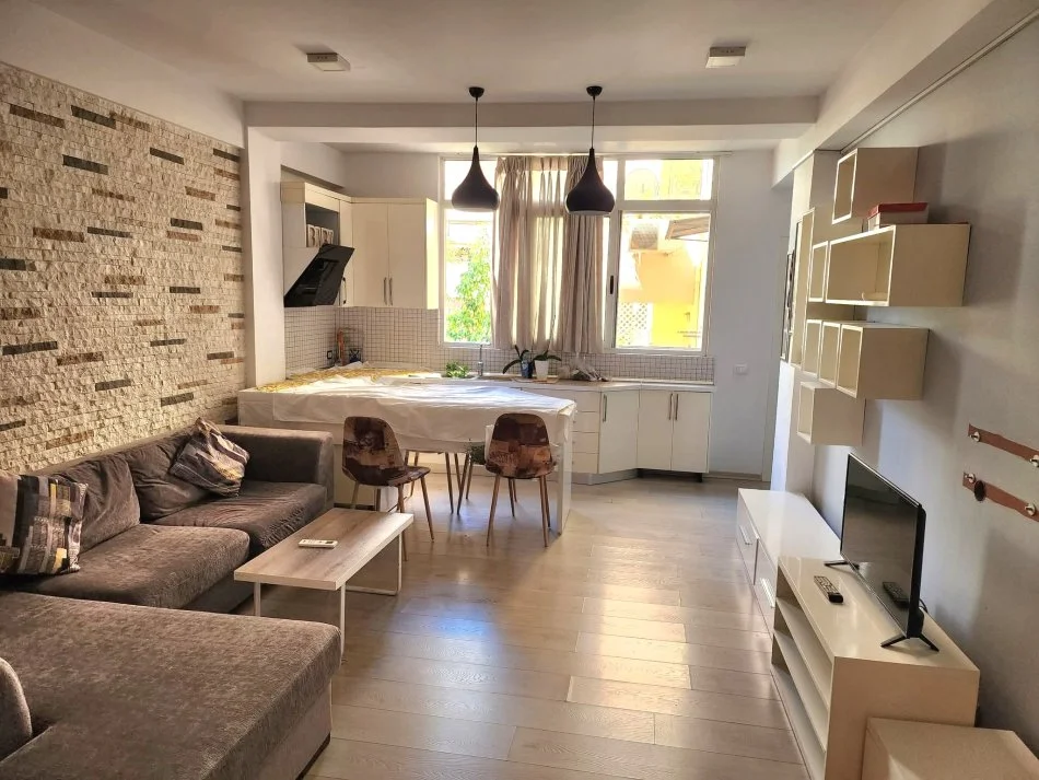 Tirane, jepet me qera apartament 1+1 Kati 2, 75 m² 450 € 