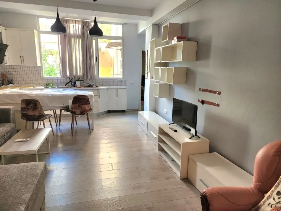 Tirane, jepet me qera apartament 1+1 Kati 2, 75 m² 450 € 