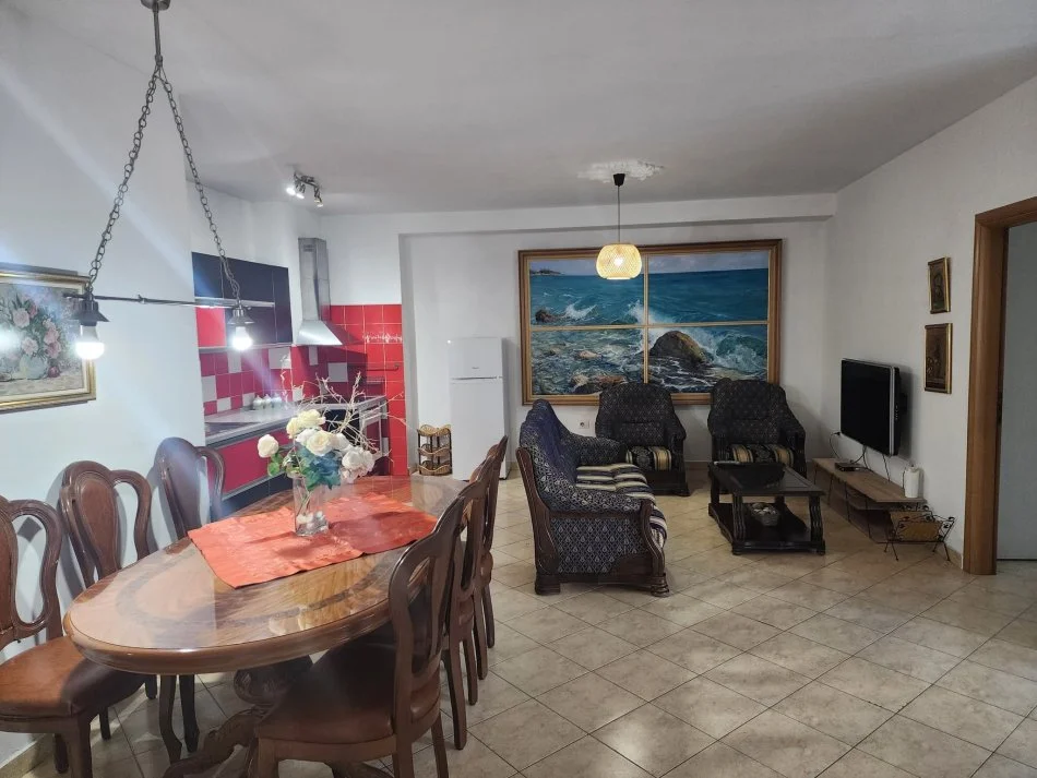 Tirane, jepet me qera apartament 2+1+Aneks+Ballkon Kati 1, 600 € 