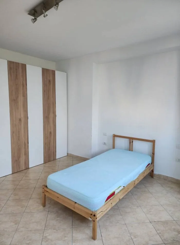 Tirane, jepet me qera apartament 2+1+Aneks+Ballkon Kati 1, 600 € 