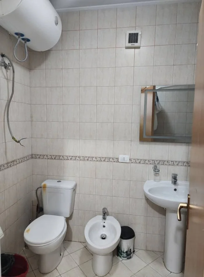 Tirane, jepet me qera apartament 2+1+Aneks+Ballkon Kati 1, 600 € 