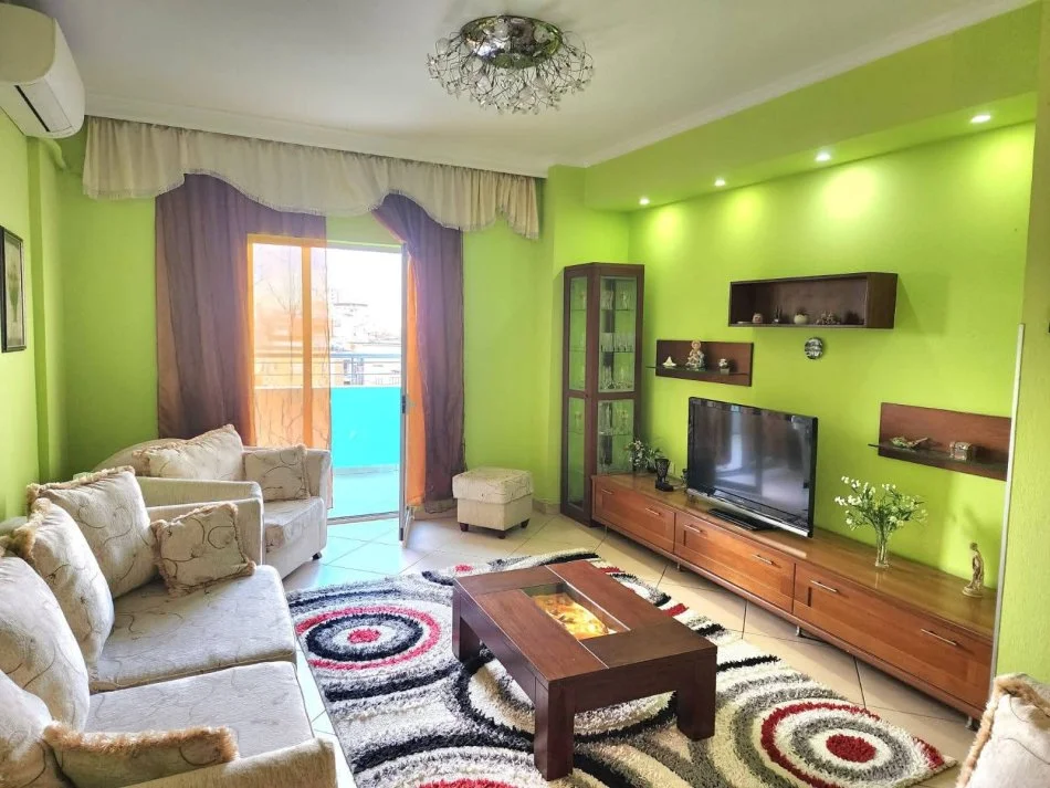 Tirane, jepet me qera apartament 2+1+Ballkon Kati 8, 650 € 