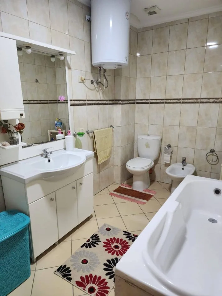 Tirane, jepet me qera apartament 2+1+Ballkon Kati 8, 650 € 