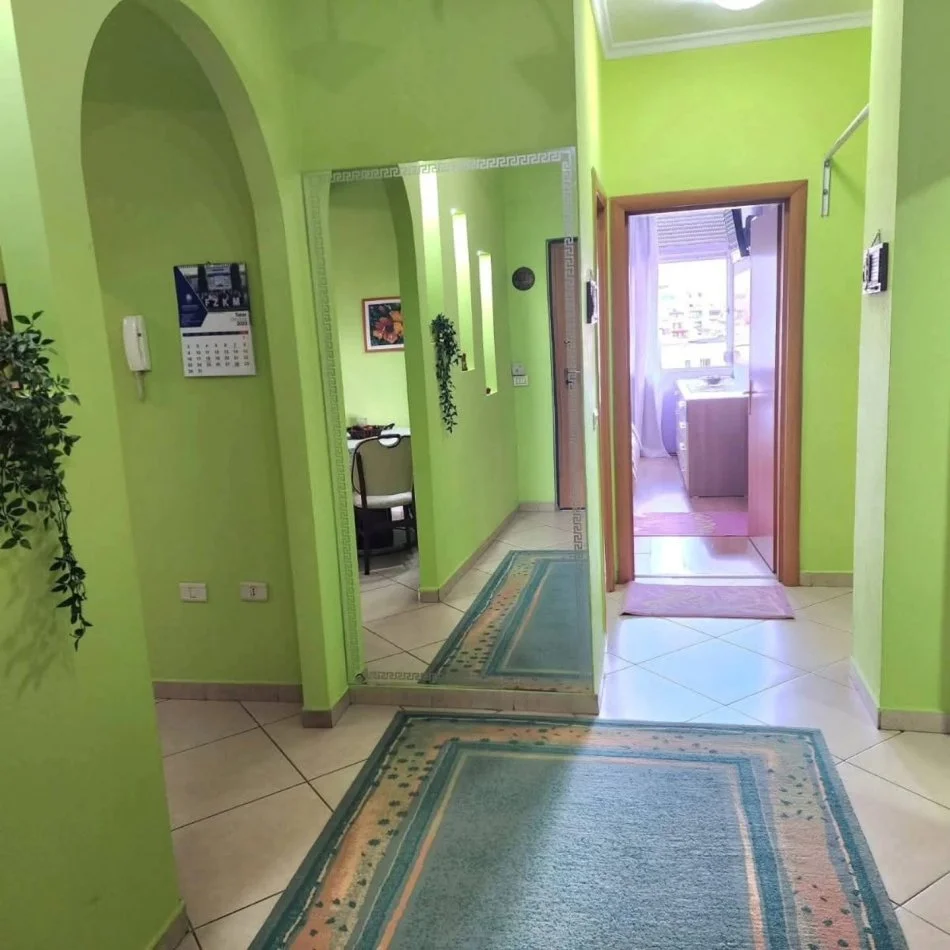 Tirane, jepet me qera apartament 2+1+Aneks+Ballkon Kati 8, 650 € 
