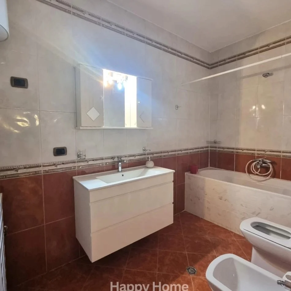 Tirane, shitet apartament 2+1+Ballkon , 110 m² 365.000 € 