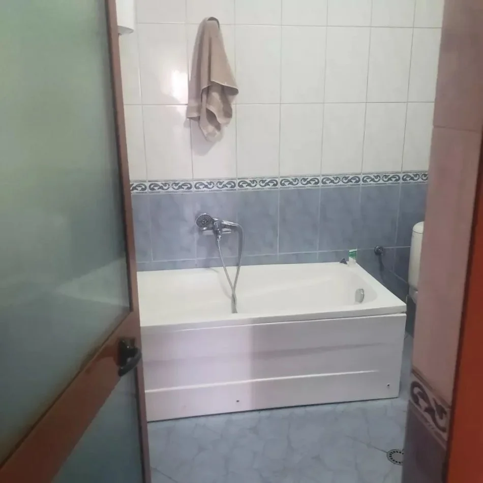 Tirane, jepet me qera apartament 3+1+Aneks+Ballkon Kati 5, 119 m² 60.000 lek(Rruga Margarita Tutolani Qëndër/Sheshi Wilson)
