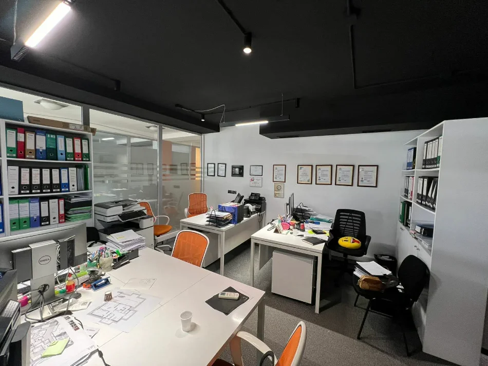 Tirane, jepet me qera zyre Kati 1, 72 m² 1.100 € (rruga hoxha tahsin)