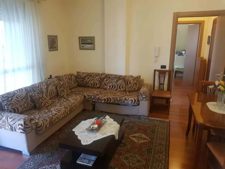 Tirane, jepet me qera apartament 1+1+Ballkon Kati 7, 60 m² 800 € (rruga hoxha tahsin)