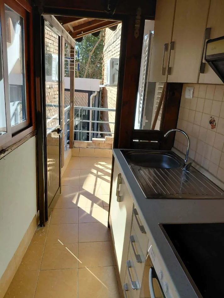 Tirane, jepet me qera apartament 1+1+Ballkon Kati 3, 54 m² 50.000 € (Rruga e barikadave)
