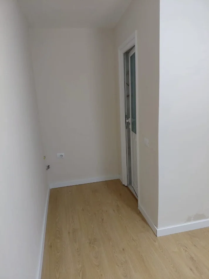 Tirane, jepet me qera apartament 1+1 , 54 m² 50.000 € (Rruga e barikadave)