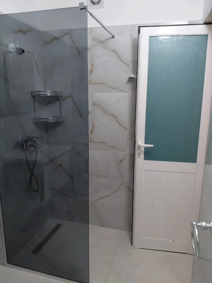 Tirane, jepet me qera apartament 1+1 , 54 m² 50.000 € (Rruga e barikadave)