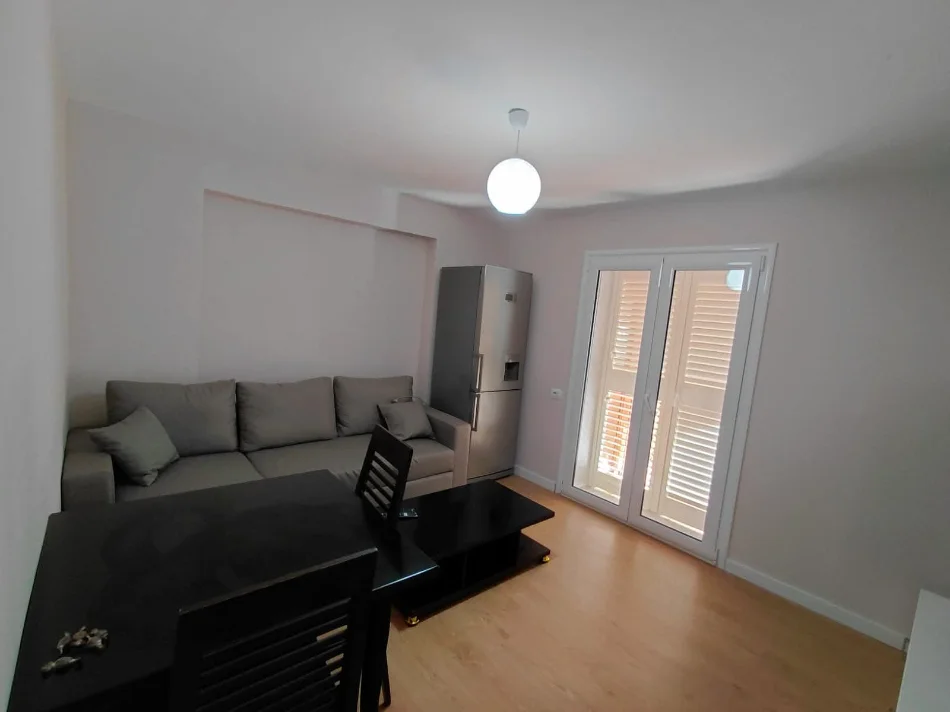 Tirane, jepet me qera apartament 1+1 , 54 m² 50.000 € (Rruga e barikadave)