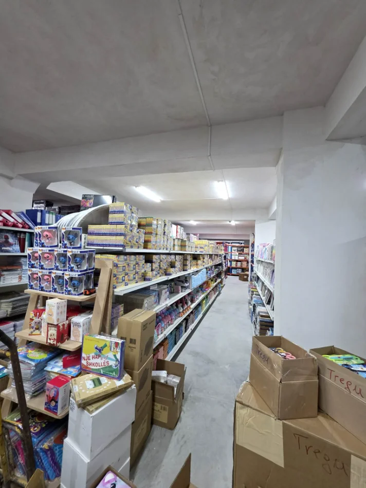 Tirane, shitet nga Pronari, pa-komision magazine Kati -1, 1.372 m² (rruga ardeno)