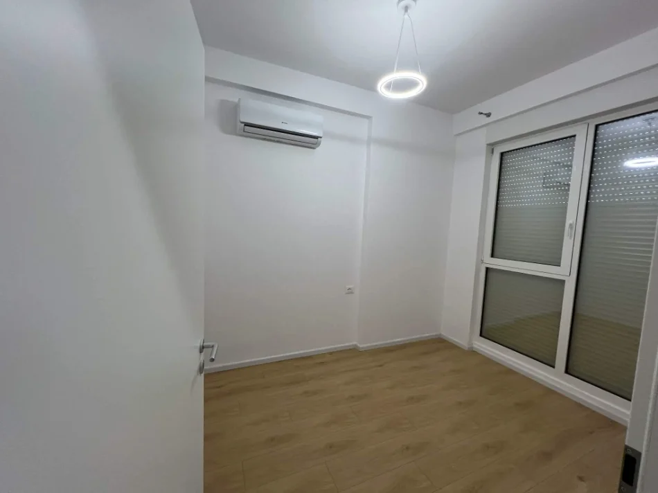 Tirane, jepet me qera Vile Dublex Kati 1, 260 m² 1.300 € (kompleksi Aba)