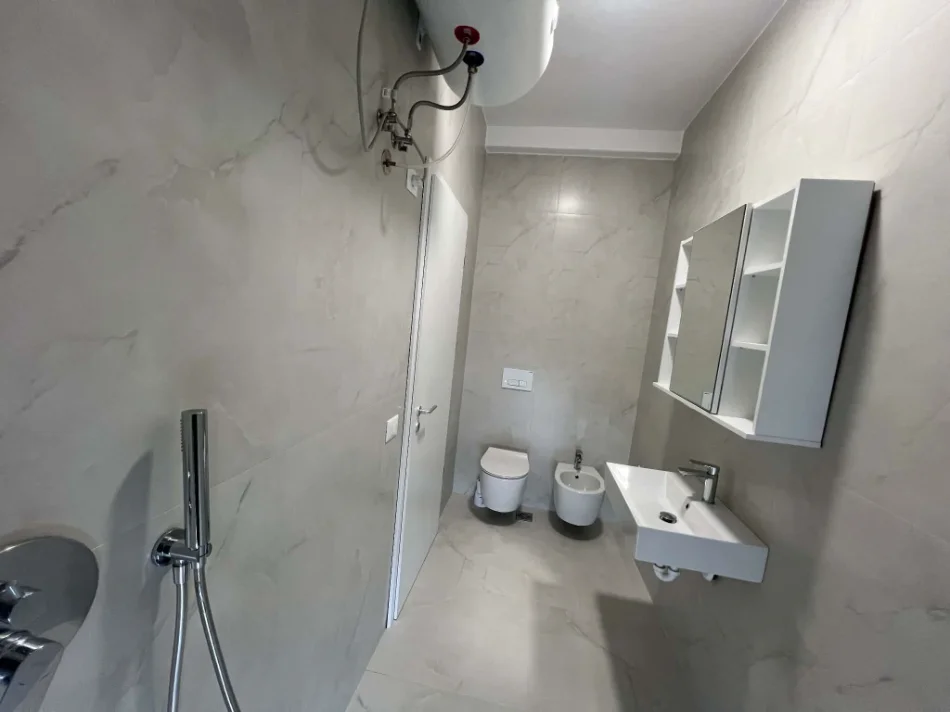 Tirane, jepet me qera Vile Dublex Kati 1, 260 m² 1.300 € (kompleksi Aba)