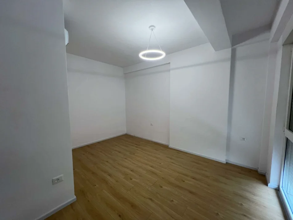 Tirane, jepet me qera Vile Dublex Kati 1, 260 m² 1.300 € (kompleksi Aba)