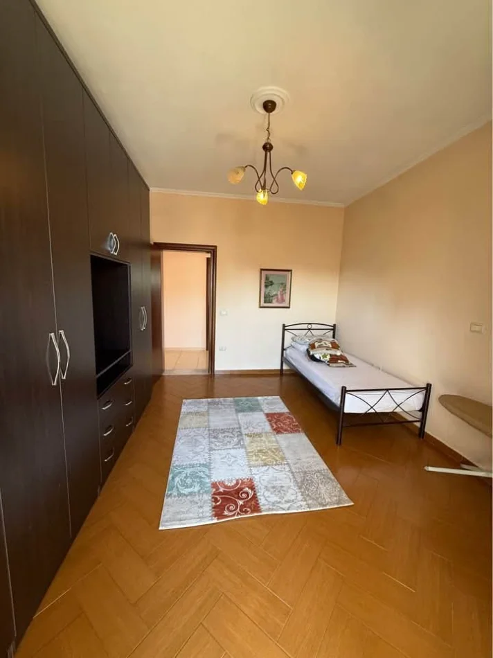 Tirane, jepet me qera Vile 2 Katshe Kati 2, 505 m² 900 € (kthesa e kamzes)