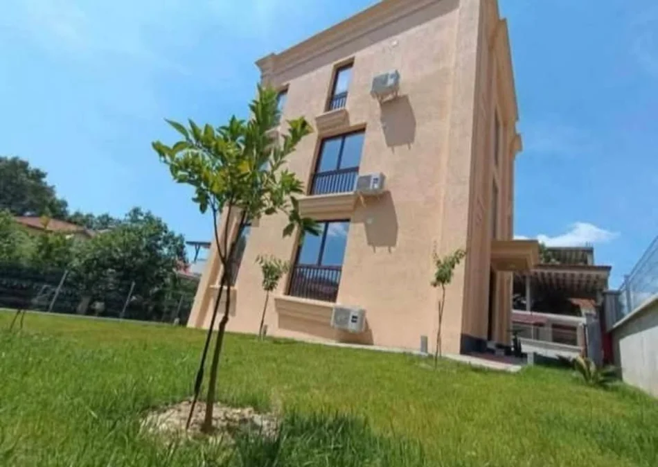 Tirane, jepet me qera Vile 3 Katshe Kati 3, 360 m² 2.500 € (Prane Senatoriumit)