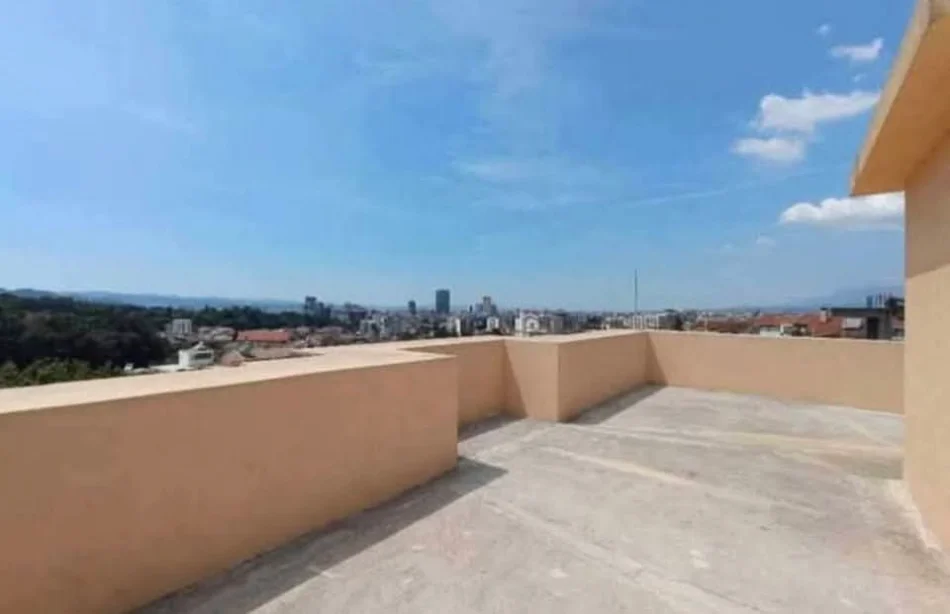 Tirane, jepet me qera Vile 3 Katshe Kati 3, 360 m² 2.500 € (Prane Senatoriumit)